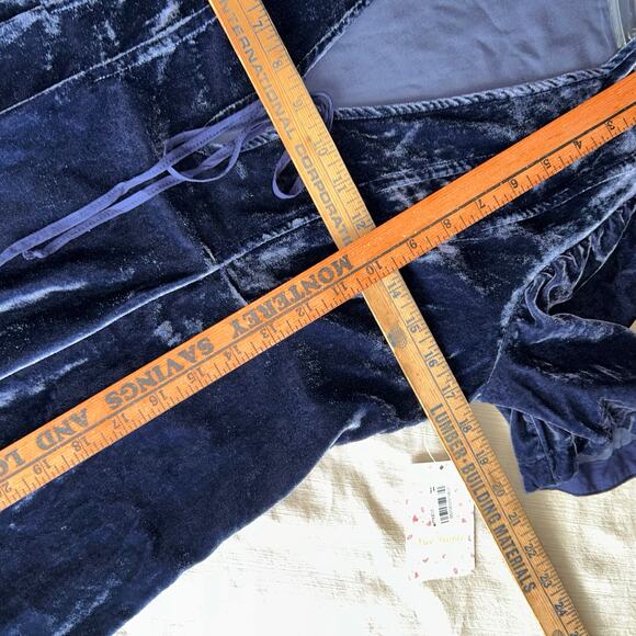 New FREE PEOPLE Adelle Velvet tunic indigo Short Sleeve V Neck Top Size small - Picture 10 of 10